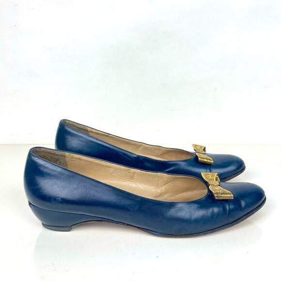 FERRAGAMO Vintage Navy Blue Leather Shoes Heels Brass Bows - Size 8.5 AAAA - Picture 3 of 10